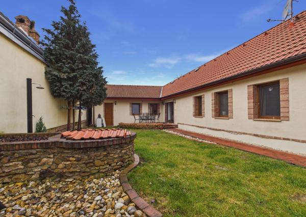 REZERVOVANÉ - Predaj rodinný dom s garážou, pozemok 406 m2, Široká ulica, Skalica