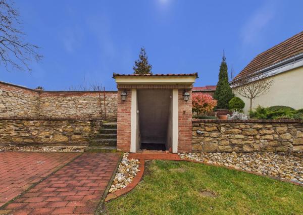 REZERVOVANÉ - Predaj rodinný dom s garážou, pozemok 406 m2, Široká ulica, Skalica