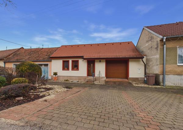 REZERVOVANÉ - Predaj rodinný dom s garážou, pozemok 406 m2, Široká ulica, Skalica