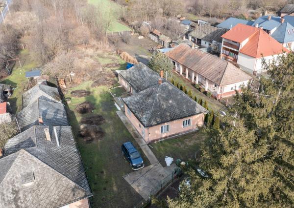 EXKLUZÍVNE vám ponúkame na predaj  rodinný dom v pôvodnom stave v obci Karcsa (Maďarsko)