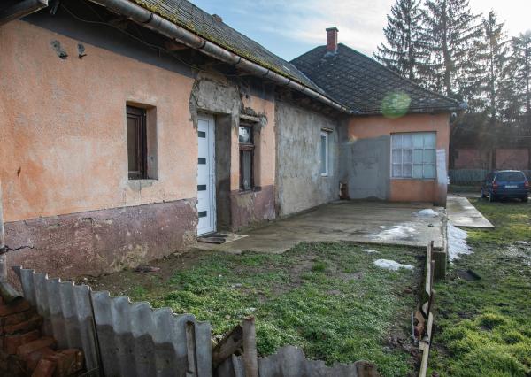 EXKLUZÍVNE vám ponúkame na predaj  rodinný dom v pôvodnom stave v obci Karcsa (Maďarsko)