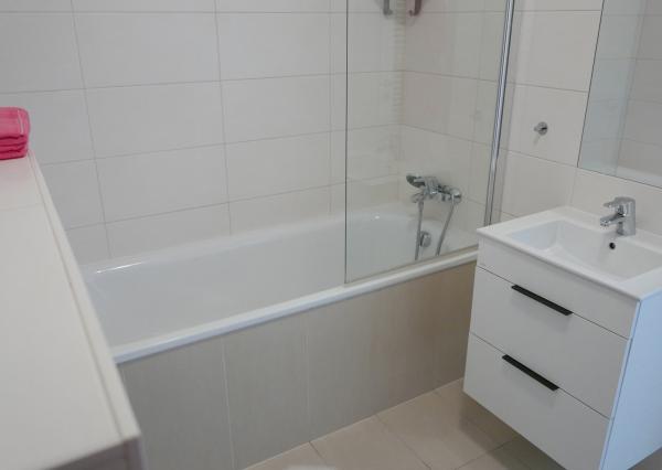 Ponúkame na prenájom 2-izbový byt 60,80m2 v projekte Viktória-Košická ul. Ba s parkovaním v garáži