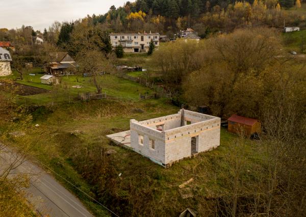EXKLUZÍVNE NA PREDAJ: Rozostavaný rodinný dom v obci Ilija, okres Banská Štiavnica