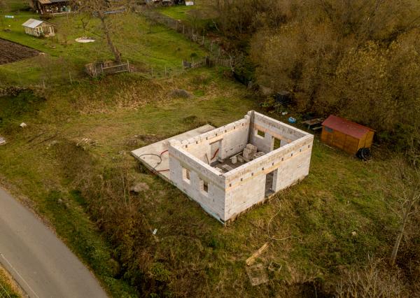 EXKLUZÍVNE NA PREDAJ: Rozostavaný rodinný dom v obci Ilija, okres Banská Štiavnica