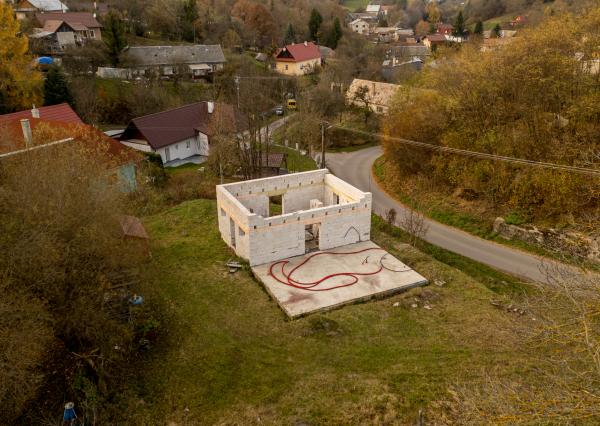 EXKLUZÍVNE NA PREDAJ: Rozostavaný rodinný dom v obci Ilija, okres Banská Štiavnica