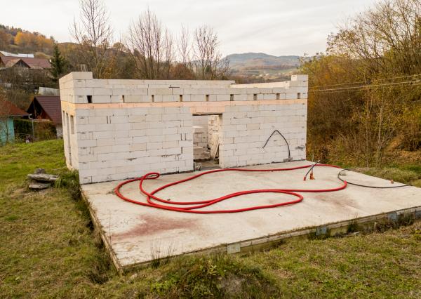 EXKLUZÍVNE NA PREDAJ: Rozostavaný rodinný dom v obci Ilija, okres Banská Štiavnica