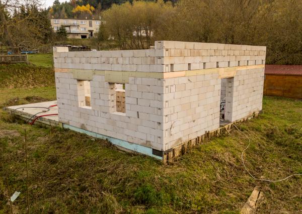 EXKLUZÍVNE NA PREDAJ: Rozostavaný rodinný dom v obci Ilija, okres Banská Štiavnica