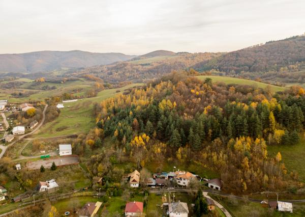 EXKLUZÍVNE NA PREDAJ: Rozostavaný rodinný dom v obci Ilija, okres Banská Štiavnica