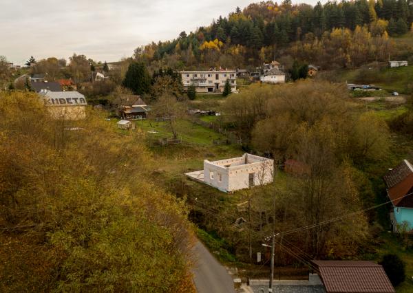 EXKLUZÍVNE NA PREDAJ: Rozostavaný rodinný dom v obci Ilija, okres Banská Štiavnica