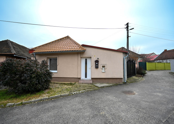 PREDAJ, INVESTIČNÁ NEHNUTEĽNOSŤ S OKAMŽITÝM VÝNOSOM, RODINNÝ DOM – 3 BYTOVÉ JEDNOTKY POD JEDNOU STRECHOU, Hlohovec