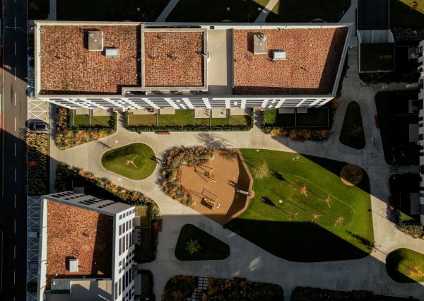 NA PREDAJ NOVOSTAVBA 2-izbový byt 62,38m2 s predzáhradkou, pivnicou a park. státím v projekte Prúdy, ul. Včelárska Trnava