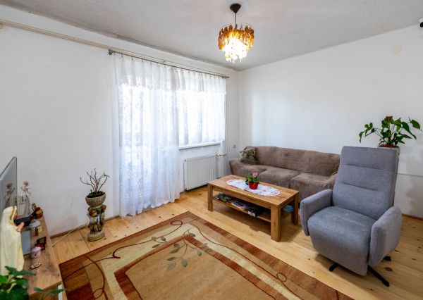 Exkluzívne Vám ponúkame na predaj 3 izbový byt s loggiou a záhradkou v Kamenici nad Cirochou.