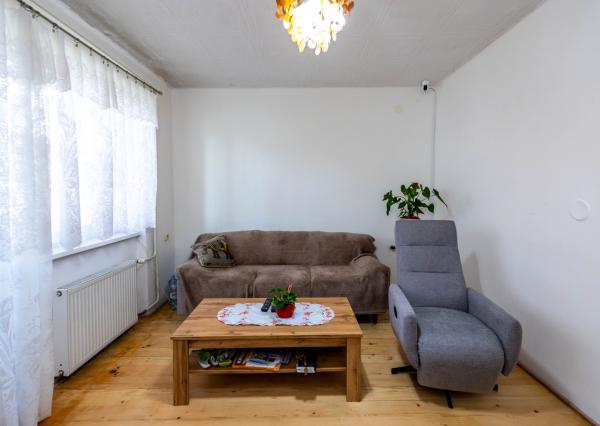 Exkluzívne Vám ponúkame na predaj 3 izbový byt s loggiou a záhradkou v Kamenici nad Cirochou.