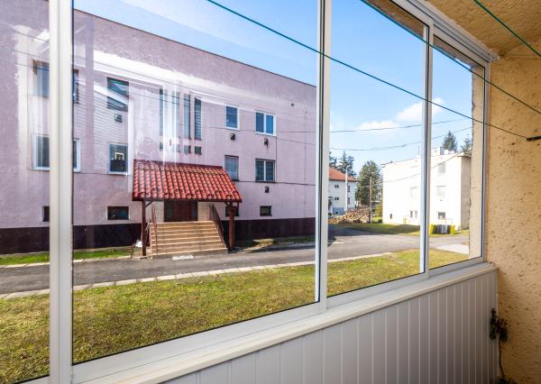 Exkluzívne Vám ponúkame na predaj 3 izbový byt s loggiou a záhradkou v Kamenici nad Cirochou.