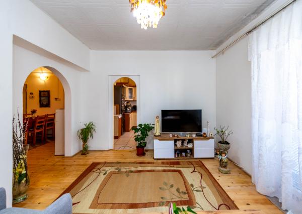 Exkluzívne Vám ponúkame na predaj 3 izbový byt s loggiou a záhradkou v Kamenici nad Cirochou.