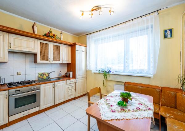 Exkluzívne Vám ponúkame na predaj 3 izbový byt s loggiou a záhradkou v Kamenici nad Cirochou.