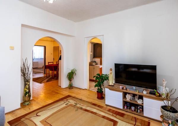 Exkluzívne Vám ponúkame na predaj 3 izbový byt s loggiou a záhradkou v Kamenici nad Cirochou.