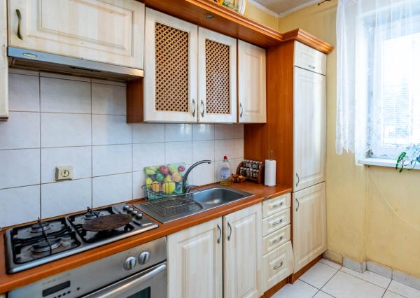 Exkluzívne Vám ponúkame na predaj 3 izbový byt s loggiou a záhradkou v Kamenici nad Cirochou.