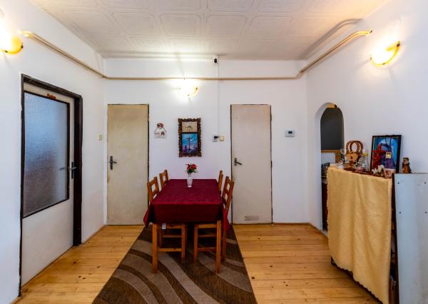 Exkluzívne Vám ponúkame na predaj 3 izbový byt s loggiou a záhradkou v Kamenici nad Cirochou.