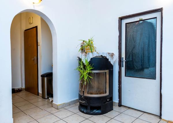 Exkluzívne Vám ponúkame na predaj 3 izbový byt s loggiou a záhradkou v Kamenici nad Cirochou.