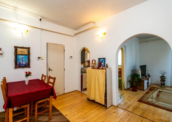 Exkluzívne Vám ponúkame na predaj 3 izbový byt s loggiou a záhradkou v Kamenici nad Cirochou.