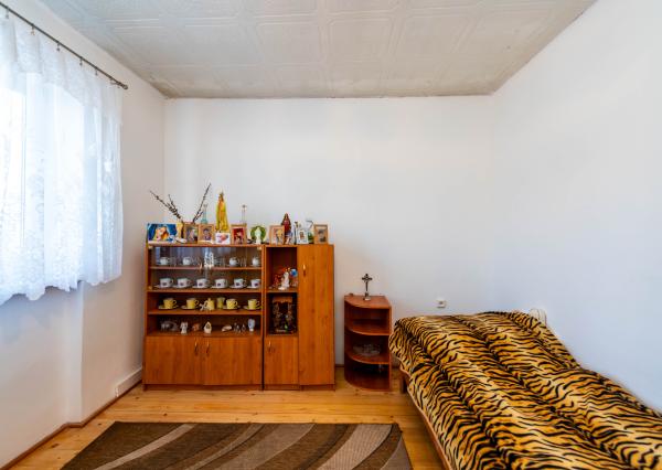 Exkluzívne Vám ponúkame na predaj 3 izbový byt s loggiou a záhradkou v Kamenici nad Cirochou.