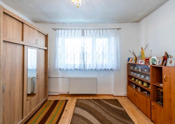 Exkluzívne Vám ponúkame na predaj 3 izbový byt s loggiou a záhradkou v Kamenici nad Cirochou.