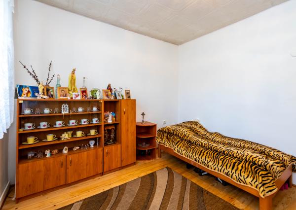 Exkluzívne Vám ponúkame na predaj 3 izbový byt s loggiou a záhradkou v Kamenici nad Cirochou.