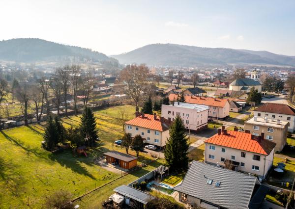 Exkluzívne Vám ponúkame na predaj 3 izbový byt s loggiou a záhradkou v Kamenici nad Cirochou.