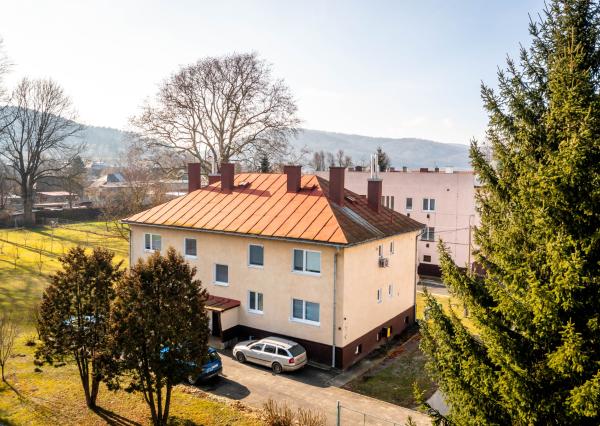 Exkluzívne Vám ponúkame na predaj 3 izbový byt s loggiou a záhradkou v Kamenici nad Cirochou.