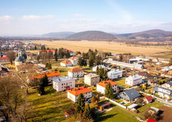Exkluzívne Vám ponúkame na predaj 3 izbový byt s loggiou a záhradkou v Kamenici nad Cirochou.