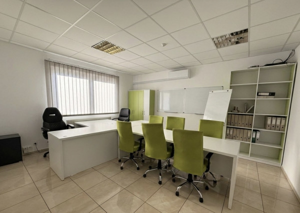 Ponúkane  na prenájom multifunkčný obchodno-administratívny priestor vo Vranove nad Topľou.