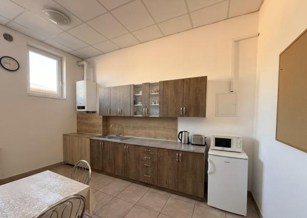 Ponúkane na prenájom priestranný obchodno-skladový priestor na Budovateľskej ulici vo Vranove nad Topľou