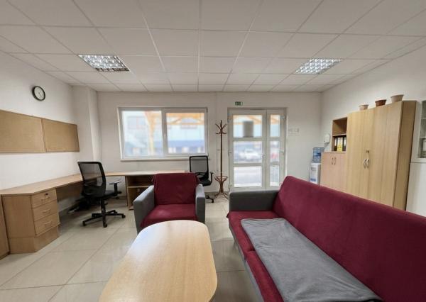 Ponúkane na prenájom priestranný obchodno-skladový priestor na Budovateľskej ulici vo Vranove nad Topľou