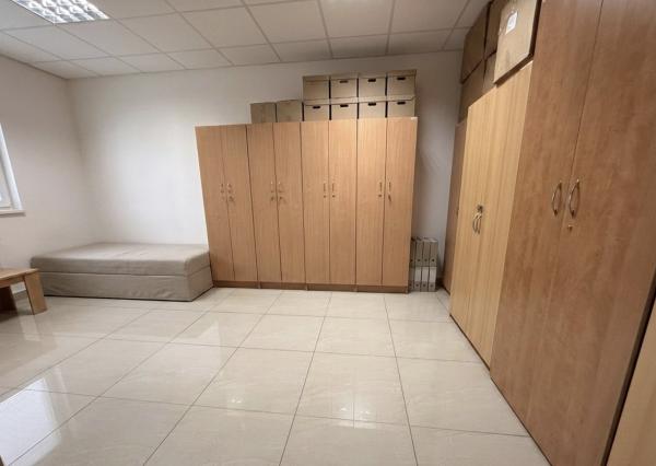 Ponúkane na prenájom priestranný obchodno-skladový priestor na Budovateľskej ulici vo Vranove nad Topľou