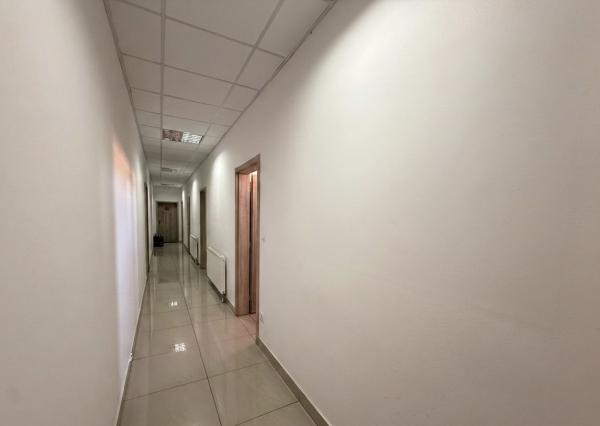 Ponúkane na prenájom priestranný obchodno-skladový priestor na Budovateľskej ulici vo Vranove nad Topľou