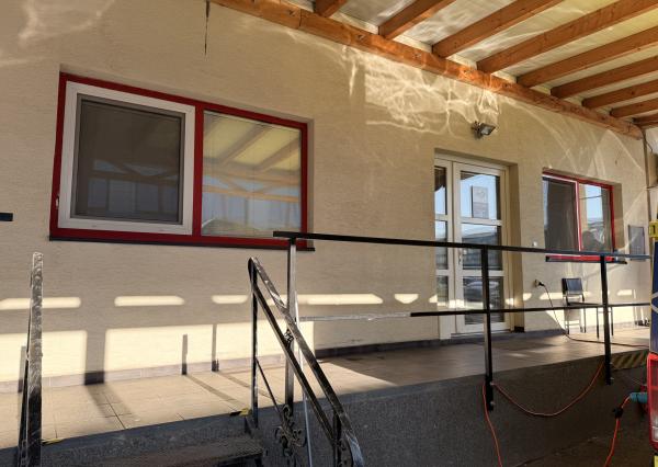 Ponúkane na prenájom priestranný obchodno-skladový priestor na Budovateľskej ulici vo Vranove nad Topľou