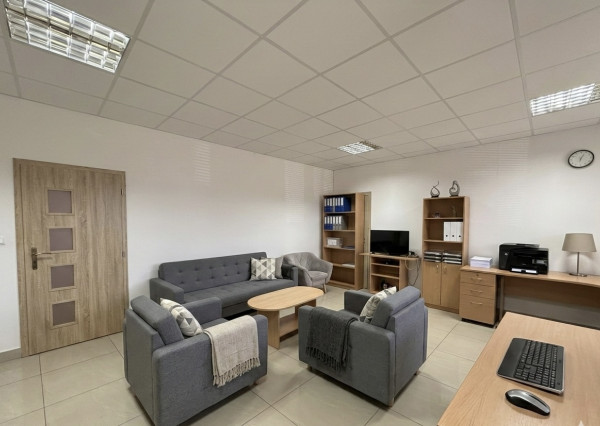 Ponúkane na prenájom priestranný obchodno-skladový priestor na Budovateľskej ulici vo Vranove nad Topľou