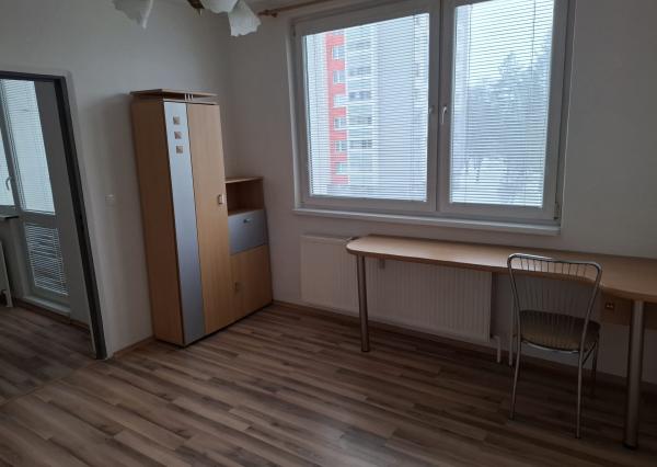 Na prenájom pekný priestranný 2-izbový byt v Humennom