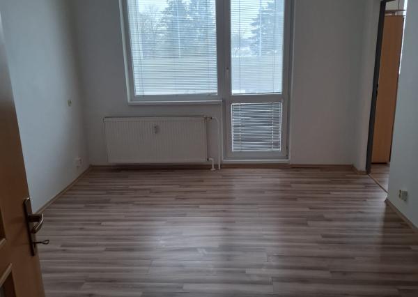 Na prenájom pekný priestranný 2-izbový byt v Humennom