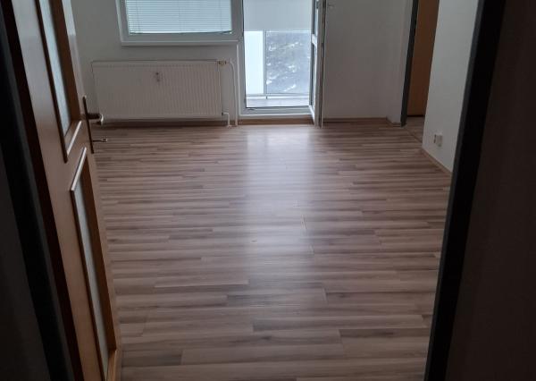 Na prenájom pekný priestranný 2-izbový byt v Humennom