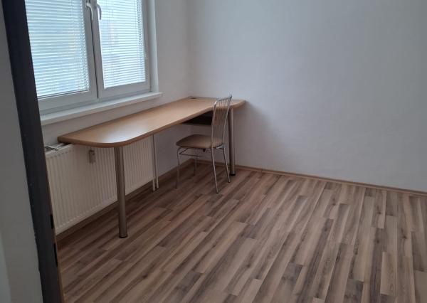 Na prenájom pekný priestranný 2-izbový byt v Humennom