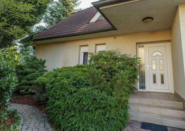 Ponúkame na predaj priestranný rodinný dom 456,06m2 s bazénom v tichej ulici, blízko centra Stupavy