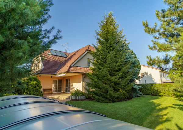 Ponúkame na predaj priestranný rodinný dom 456,06m2 s bazénom v tichej ulici, blízko centra Stupavy