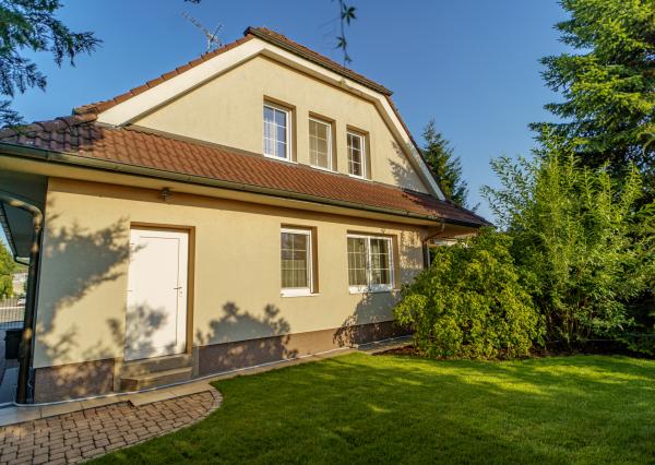 Ponúkame na predaj priestranný rodinný dom 456,06m2 s bazénom v tichej ulici, blízko centra Stupavy