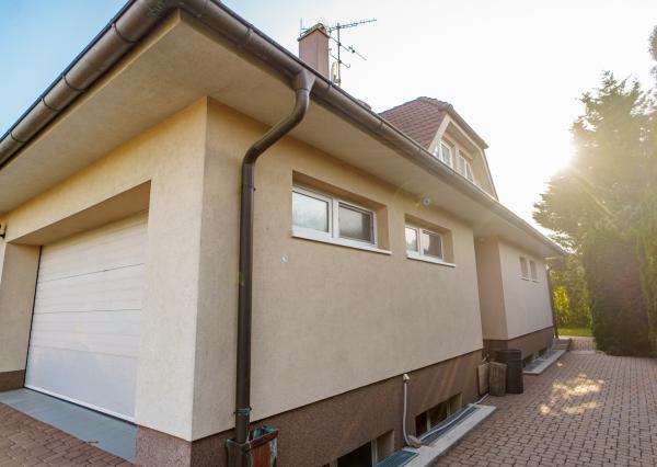 Ponúkame na predaj priestranný rodinný dom 456,06m2 s bazénom v tichej ulici, blízko centra Stupavy