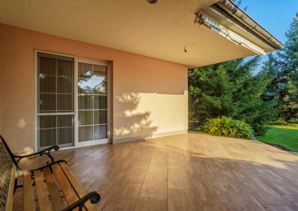 Ponúkame na predaj priestranný rodinný dom 456,06m2 s bazénom v tichej ulici, blízko centra Stupavy