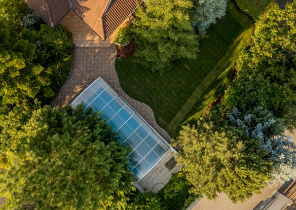 Ponúkame na predaj priestranný rodinný dom 456,06m2 s bazénom v tichej ulici, blízko centra Stupavy