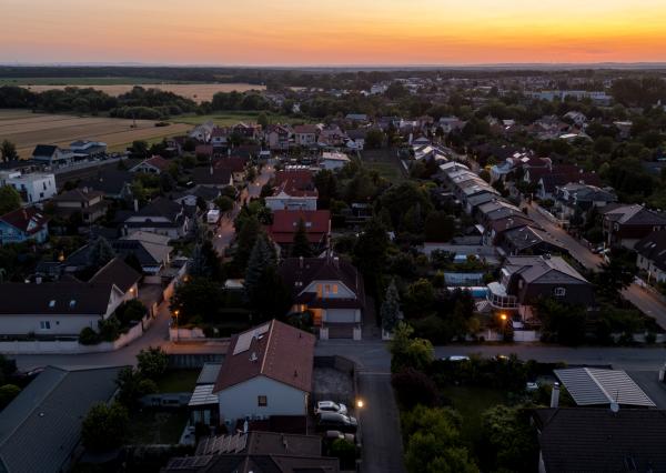 Ponúkame na predaj priestranný rodinný dom 456,06m2 s bazénom v tichej ulici, blízko centra Stupavy