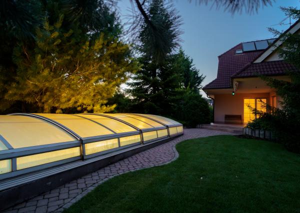 Ponúkame na predaj priestranný rodinný dom 456,06m2 s bazénom v tichej ulici, blízko centra Stupavy